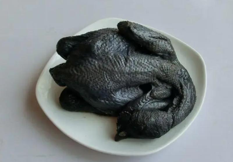 狗狗拉黑色的稀便严重吗,狗狗拉黑色的稀屎怎么回事