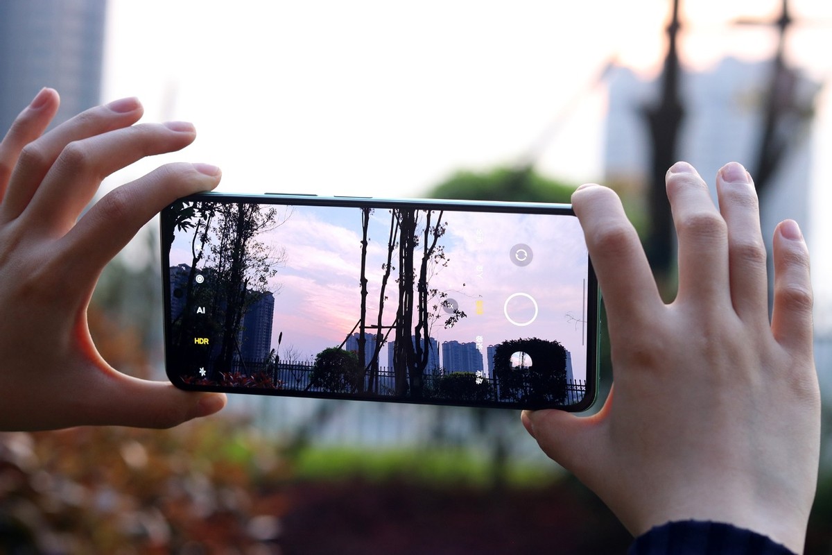 三星2K屏幕+5500mAh，12GB+512GB版跌至1799元，堪称性价比之王