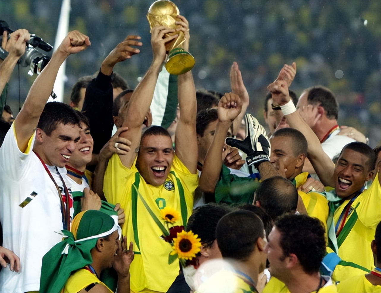 夺得三冠王次数,拿下三个冠军打破历史纪录