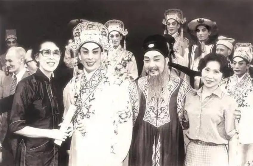 红线女与赵丹完整版,红线女一生四段情史