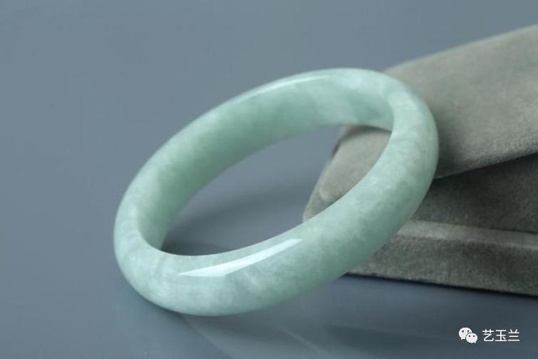 糯种紫色翡翠收藏价值如何鉴定,很便宜的有瑕疵的糯翡翠