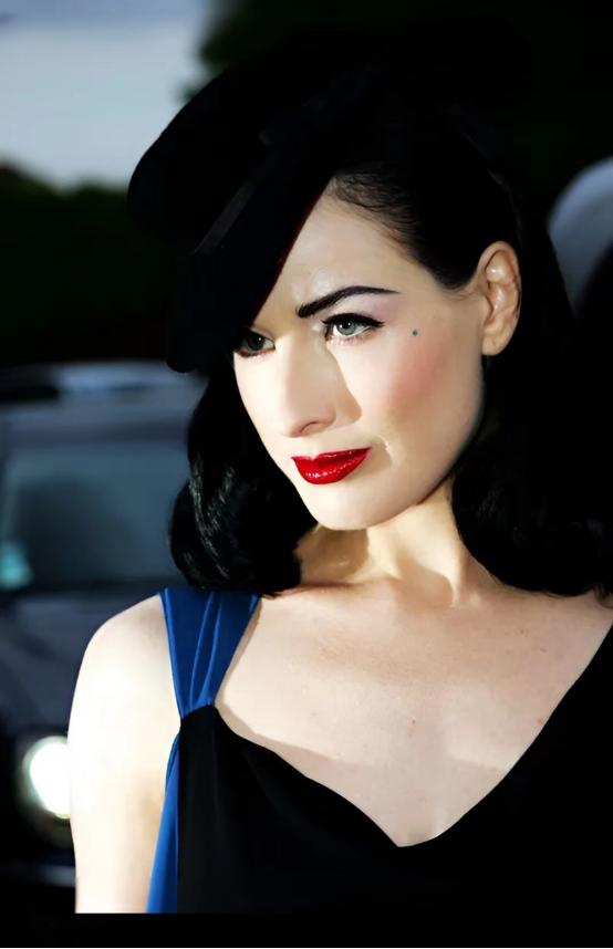 涓栫晫绗竴鑸炲绌跨传鑹茬殑瑁欏瓙,涓栫晫绗竴鑸炲鎯婅壋琛ㄦ紨