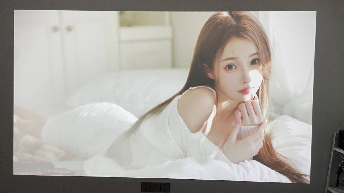 有它，挤啥电影院？AOCL1智能投影实测：2500ANSI流明+帝瓦雷调音