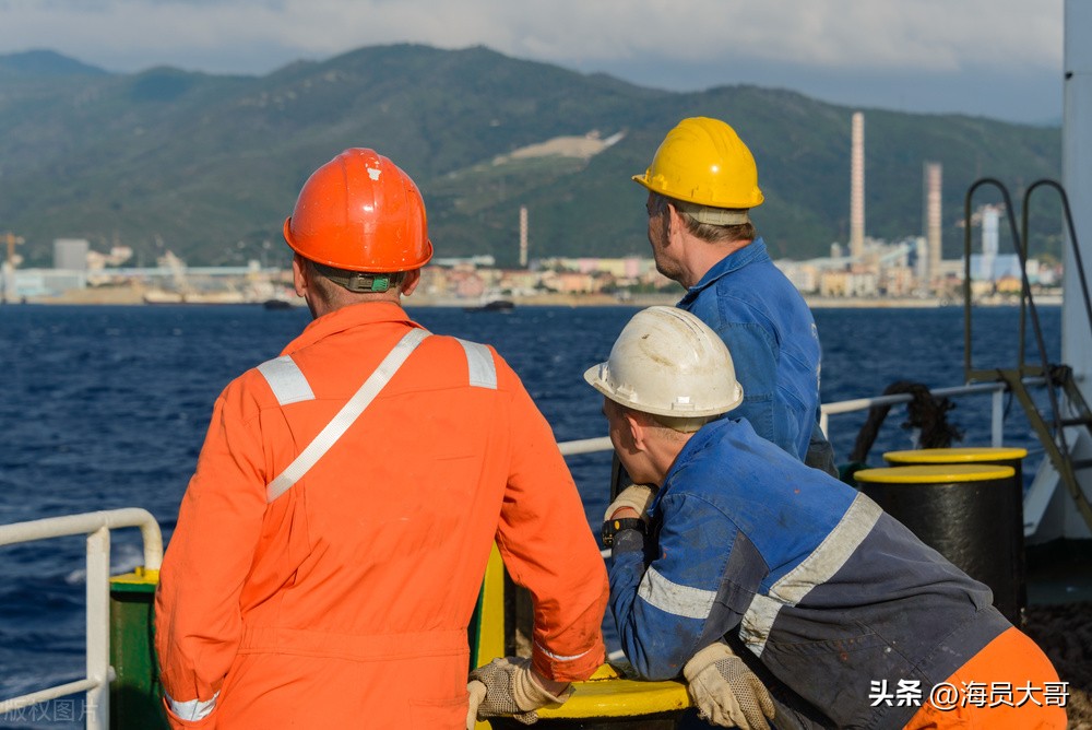 船员辛苦赚钱，恰遇船上过年，船长带头娱乐把船员害惨了