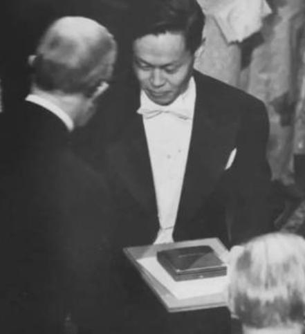 杨振宁教授和翁帆生活照,关于杨振宁教授与翁帆是否有孩子