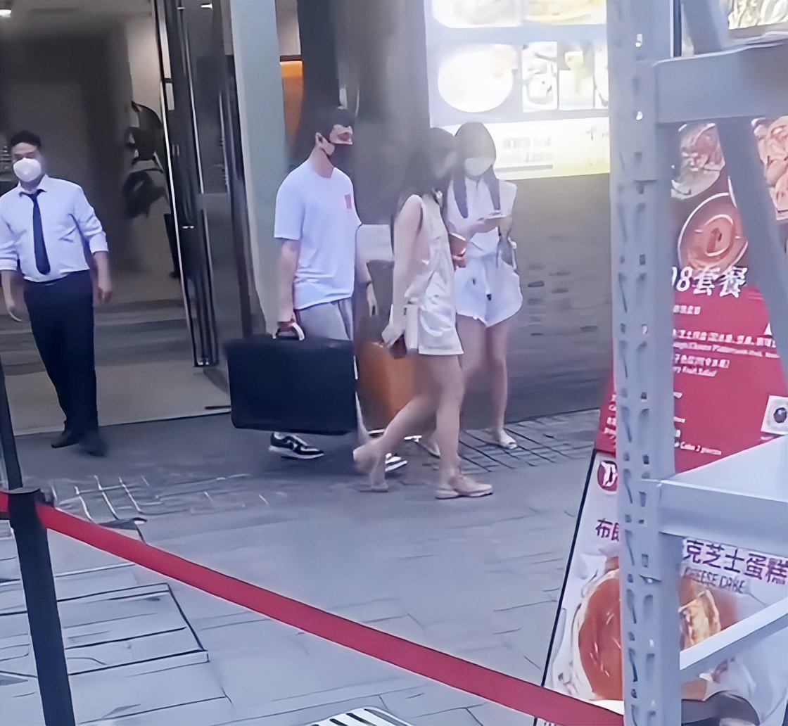 王思聪穿价值百万球鞋陪女友逛街,王思聪穿百万球鞋霸气买单