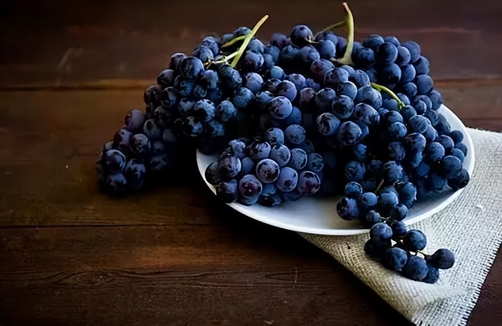 红酒跟葡萄酒区别在哪里呢,红酒和葡萄酒有什么不同