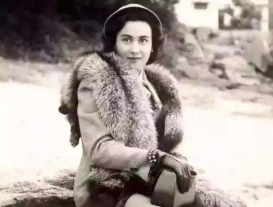 赌王第一任老婆黎婉华面相,赌王原配黎婉华有多惨