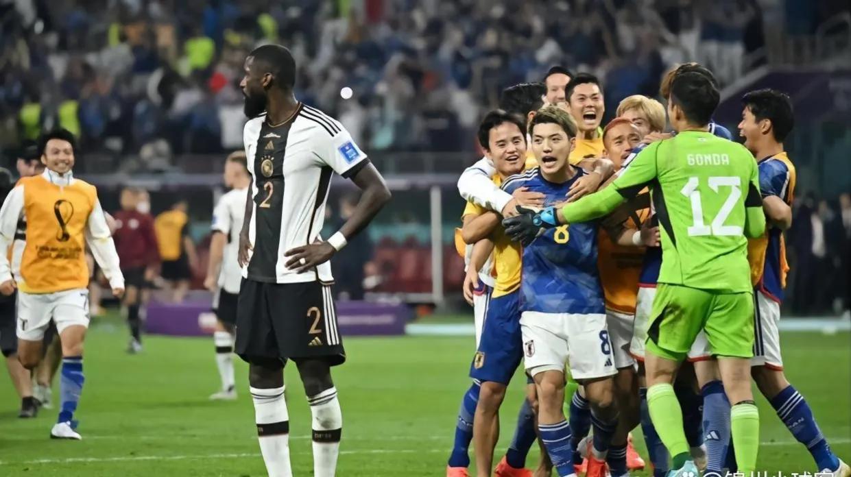 德国球员戏耍日本球员,德国人趴草坪伸脚抬腿视频