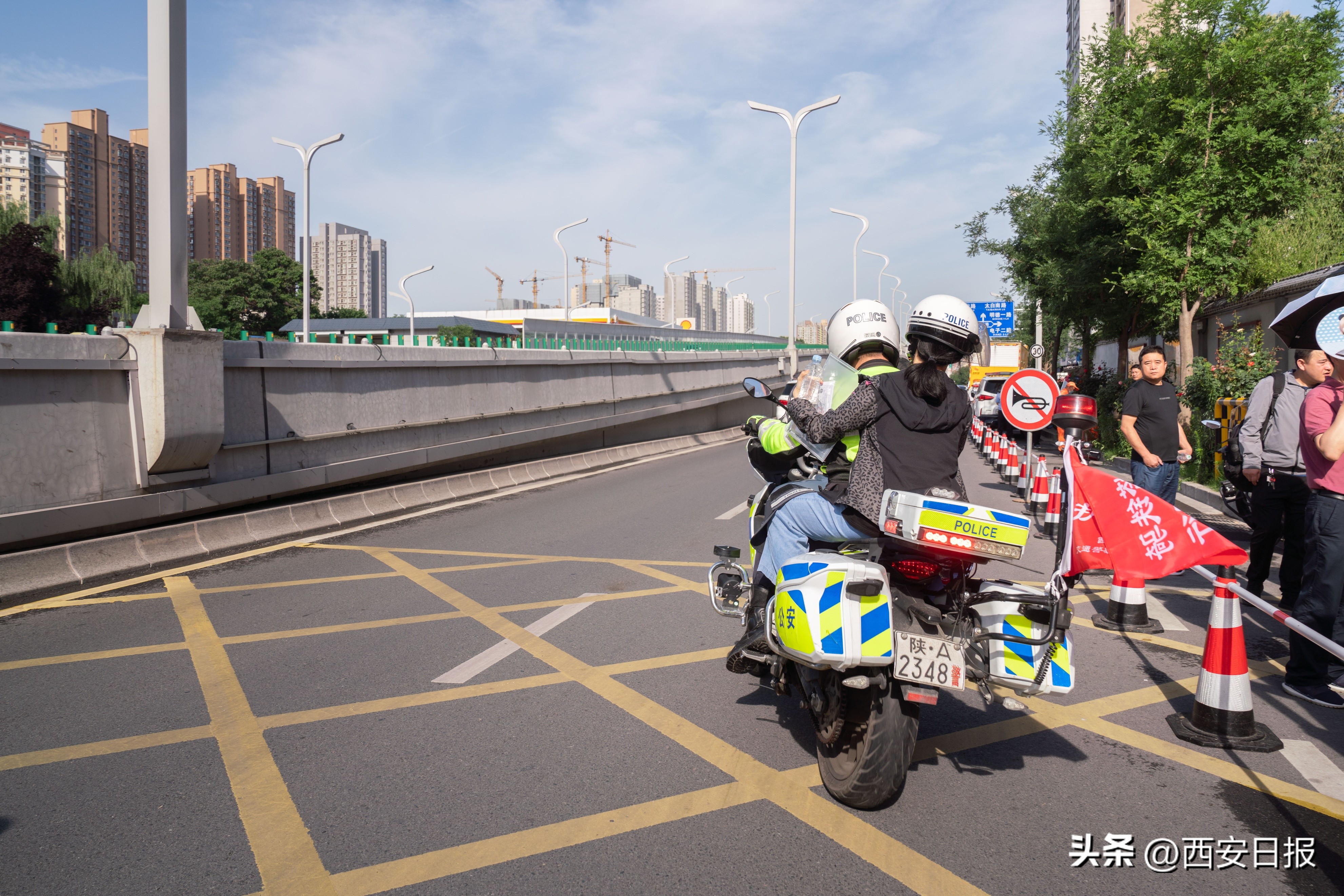 考生忘带身份证交警火速帮补办,考生忘带身份证交警飞驰护送办证