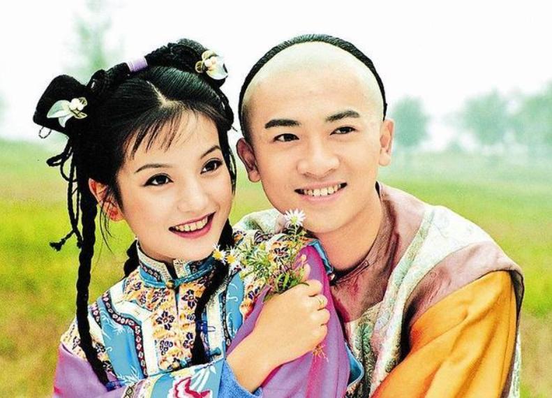 给小燕子取名还珠格格,还珠格格小燕子和紫薇结为姐妹