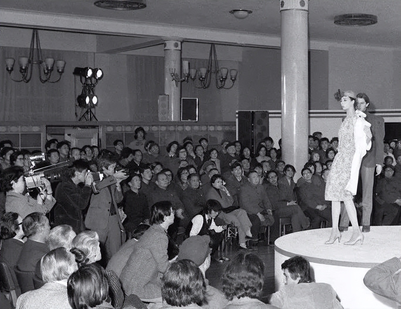 周杰伦美特斯邦威冲锋衣,美特斯邦威为啥不用周杰伦