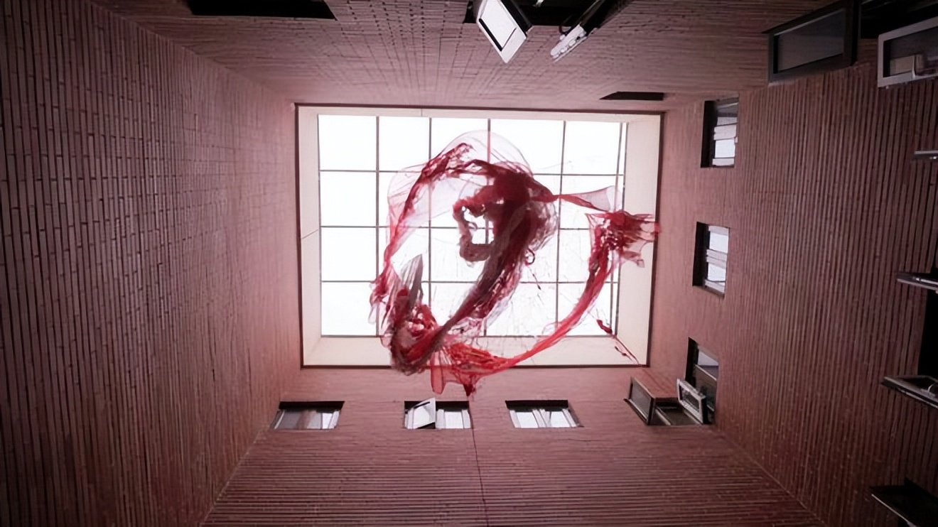 24岁女孩缝出巨型子宫，请人走进去，感受被母体包裹的温柔