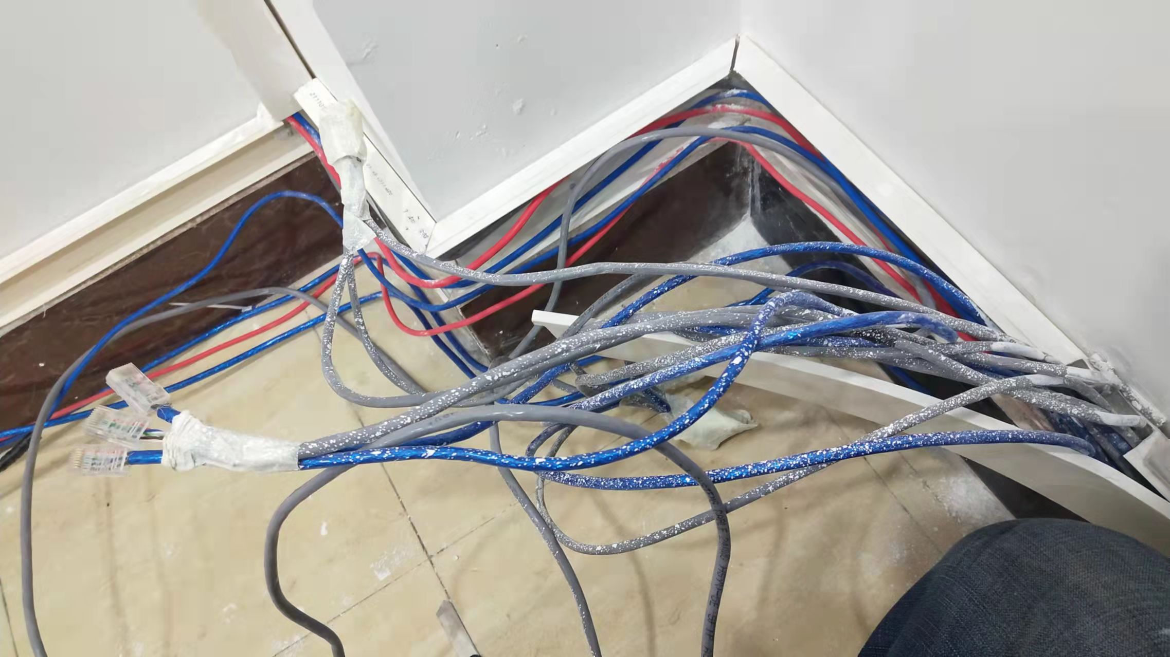 电工师傅检修电路搞笑,电工师傅搞笑视频玩电箱