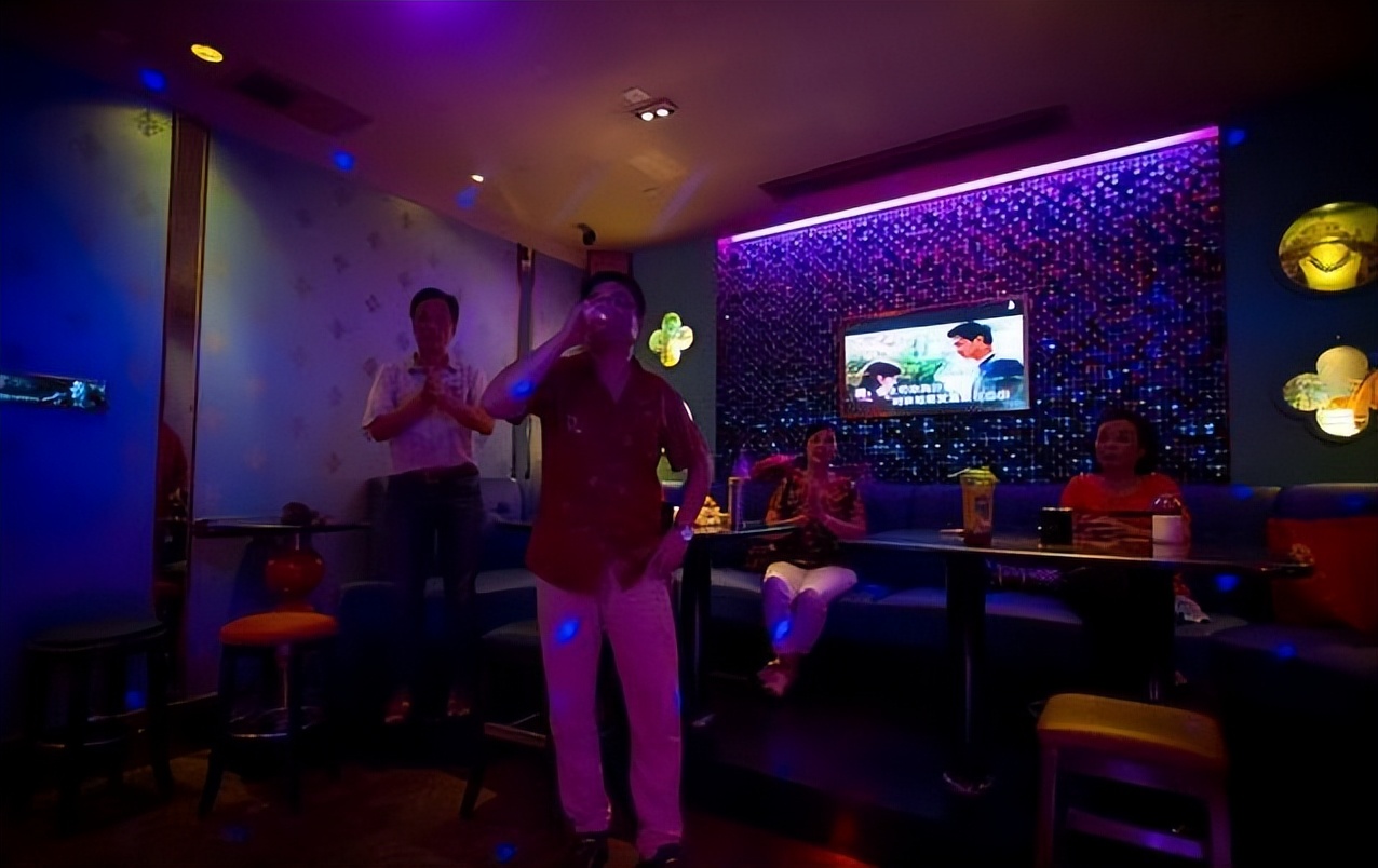 男子持续低烧查出艾滋,大三男生艾滋病