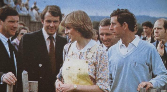 戴安娜初中毕业,戴安娜是高中生吗