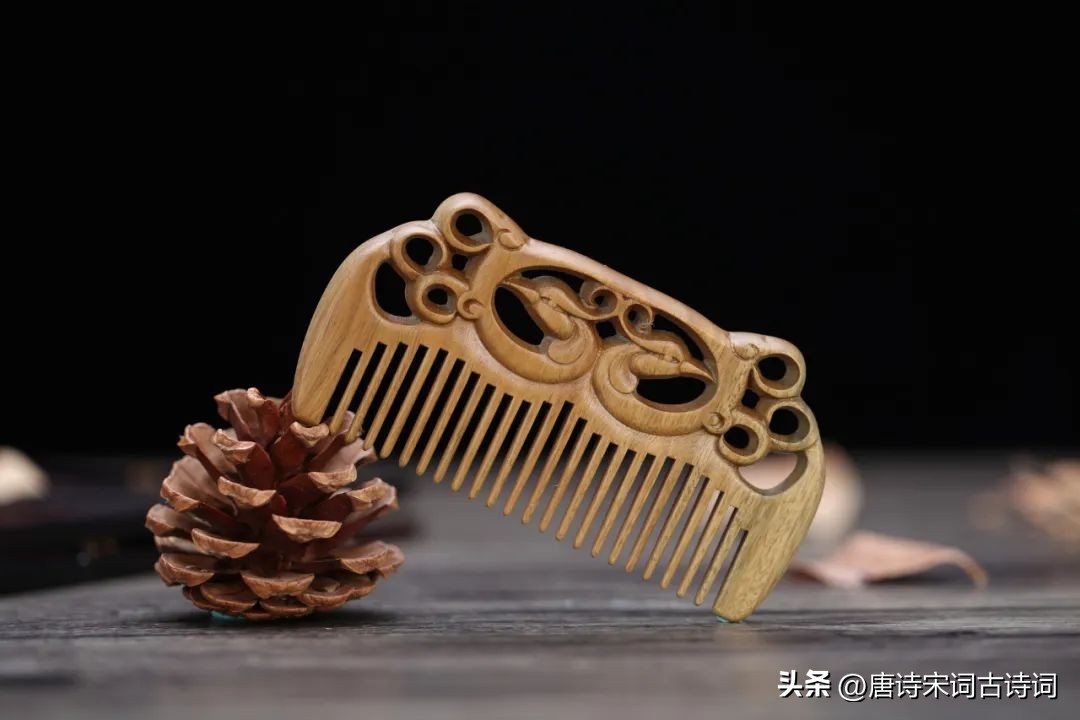 一梳千万丝，二梳万千意