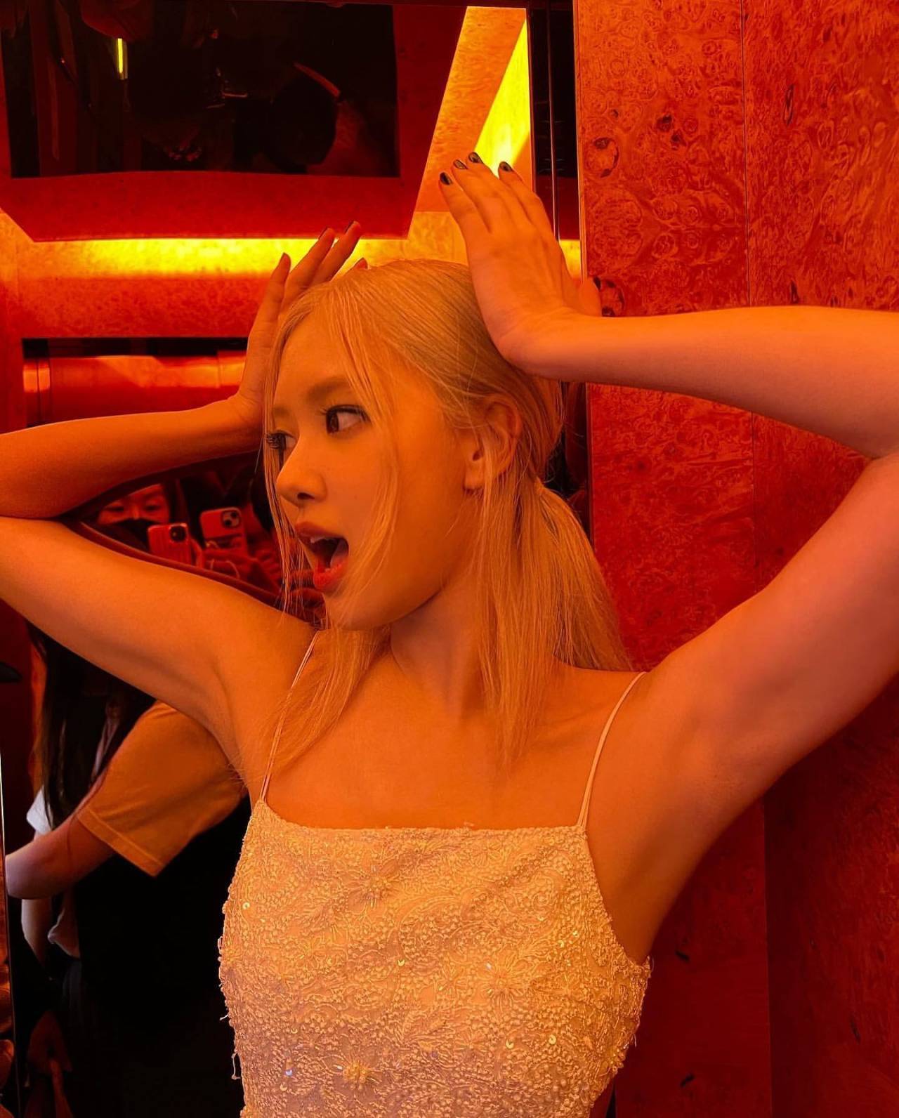 blackpink朴彩英穿搭,blackpink朴彩英吊带裙配裤子