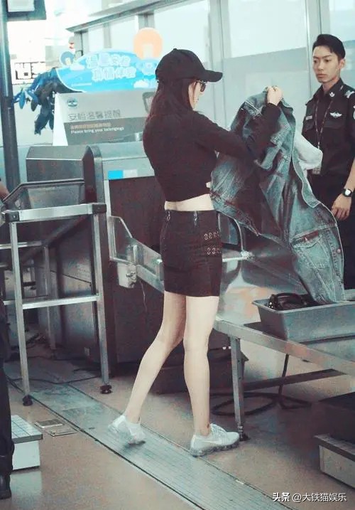 张嘉倪“假屁股”揭露了女星的伪精致，从头假到脚，还有啥是真的