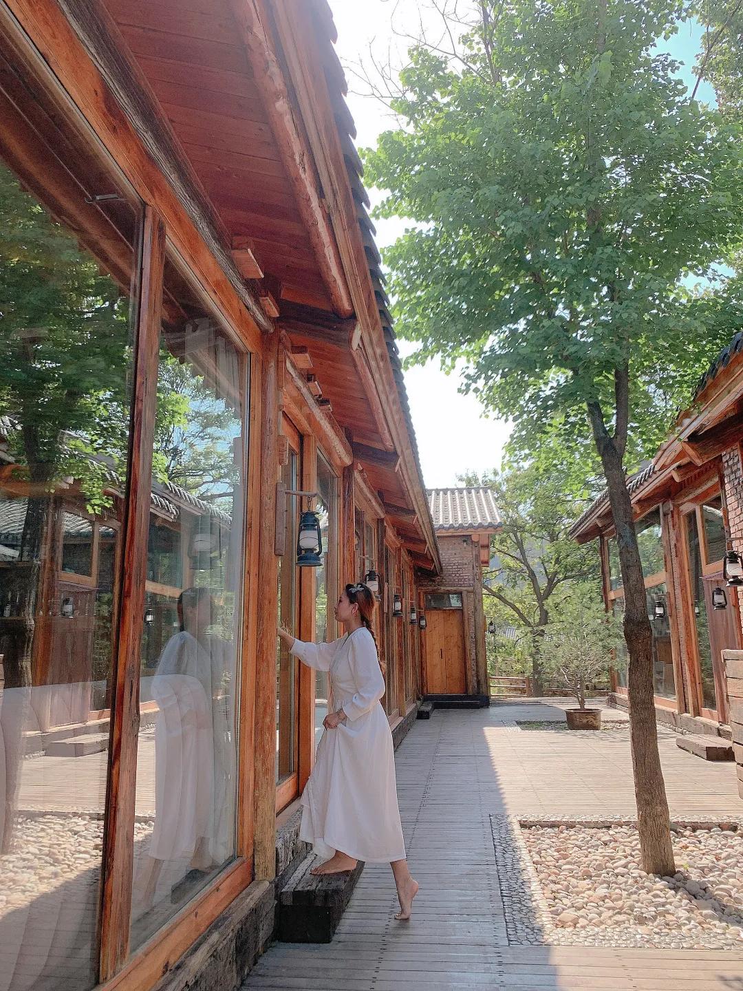 神仙眷侣辞掉高薪工作，爆改废弃山谷，悬崖高空造无边恒温泡池