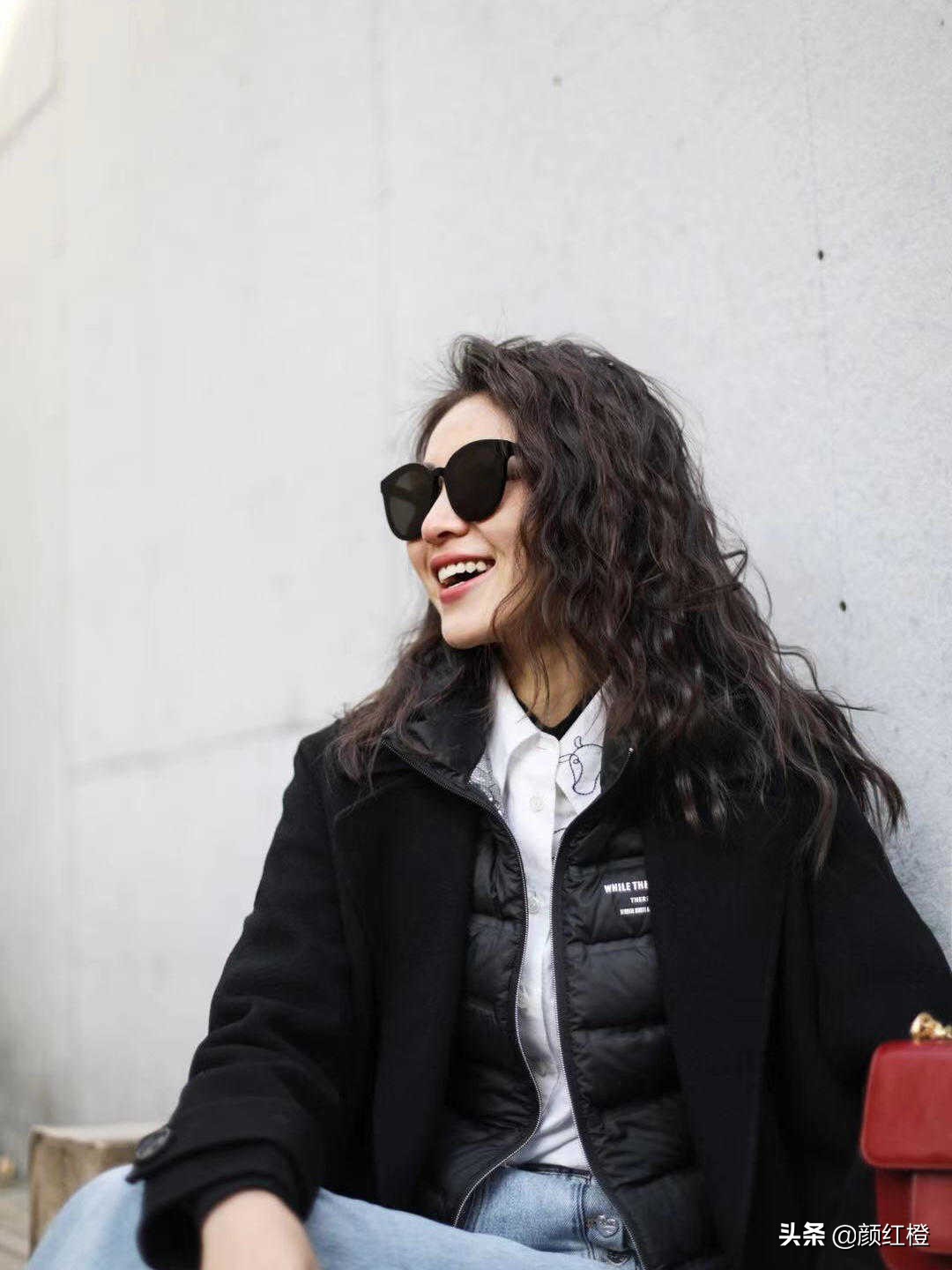 羽绒马甲什么时候穿怎么搭配好看,今冬最火大衣穿法太时髦高级了
