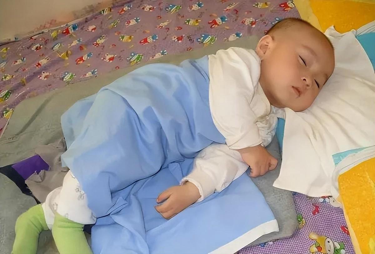 小孩睡觉满床滚怎么解决,宝宝睡觉满床滚可能不是热的原因