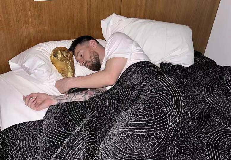 梅西的大力神杯还需要还回去吗,梅西捧回去的大力神杯是复制品吗