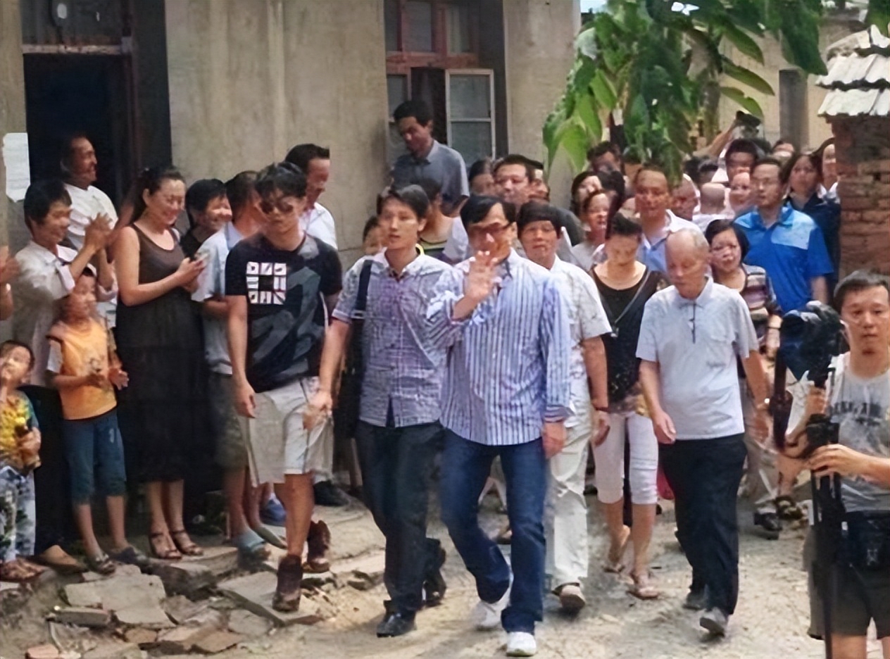 成龙跟他哥相认,成龙与哥哥相认完整版