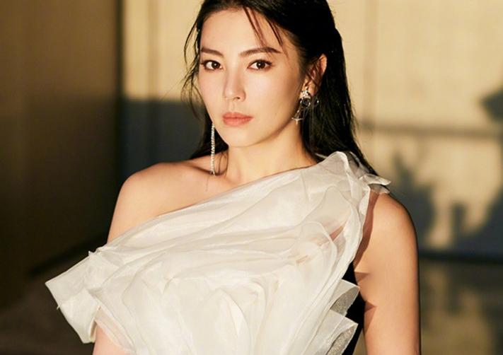 张雨绮怎么跟以前长得不一样了,张雨绮还是活成了她最喜欢的样子