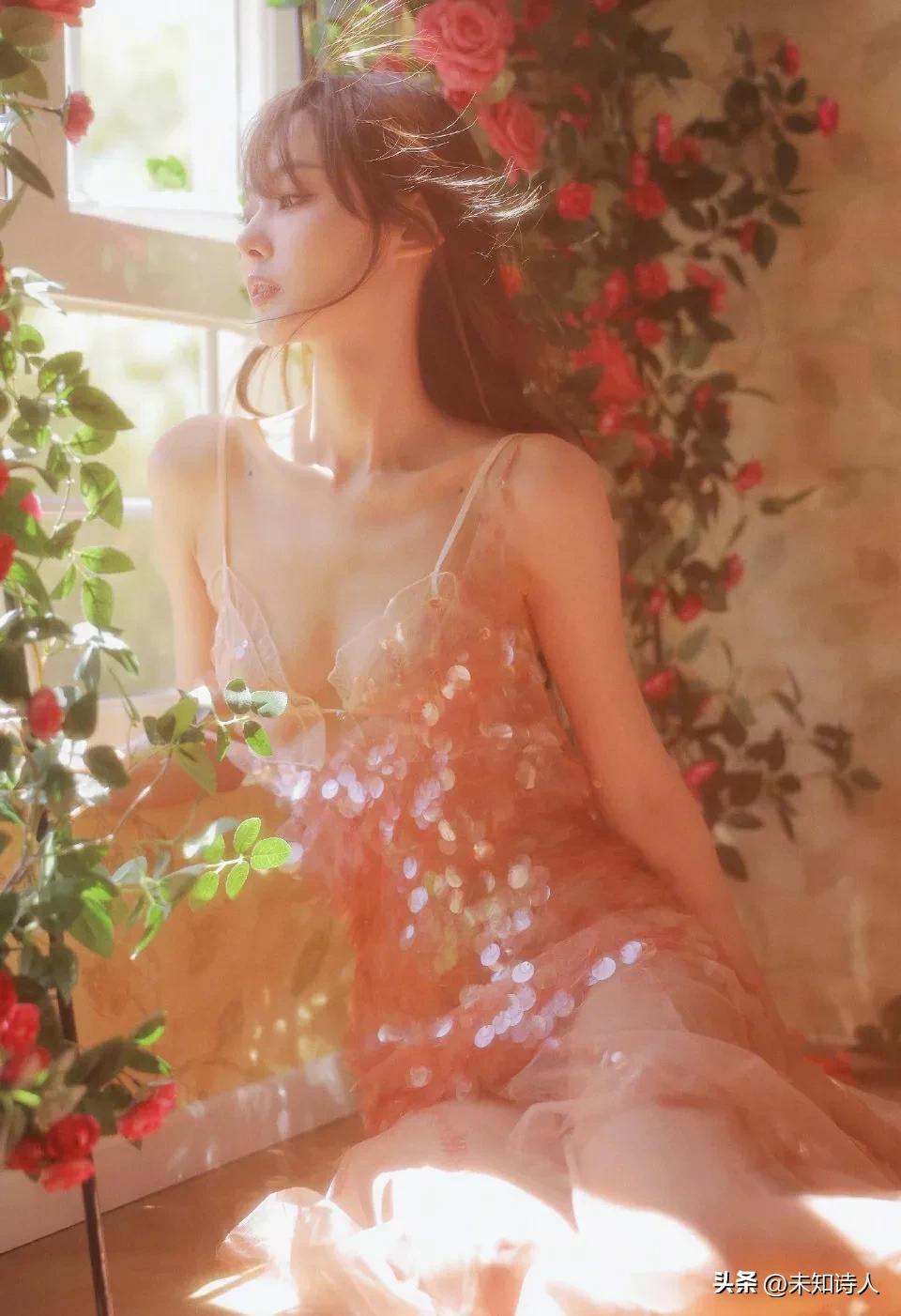 阳光穿过窗口玻璃，直接射在美女身上，曼妙的身姿若隐若现！