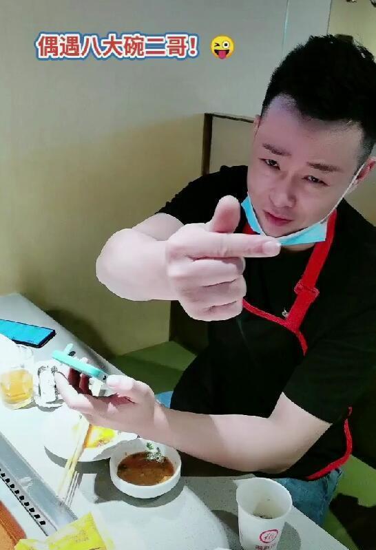 “八碗二哥不雅视频”风波酝酿，家庭地位回升，女儿三人个个都美