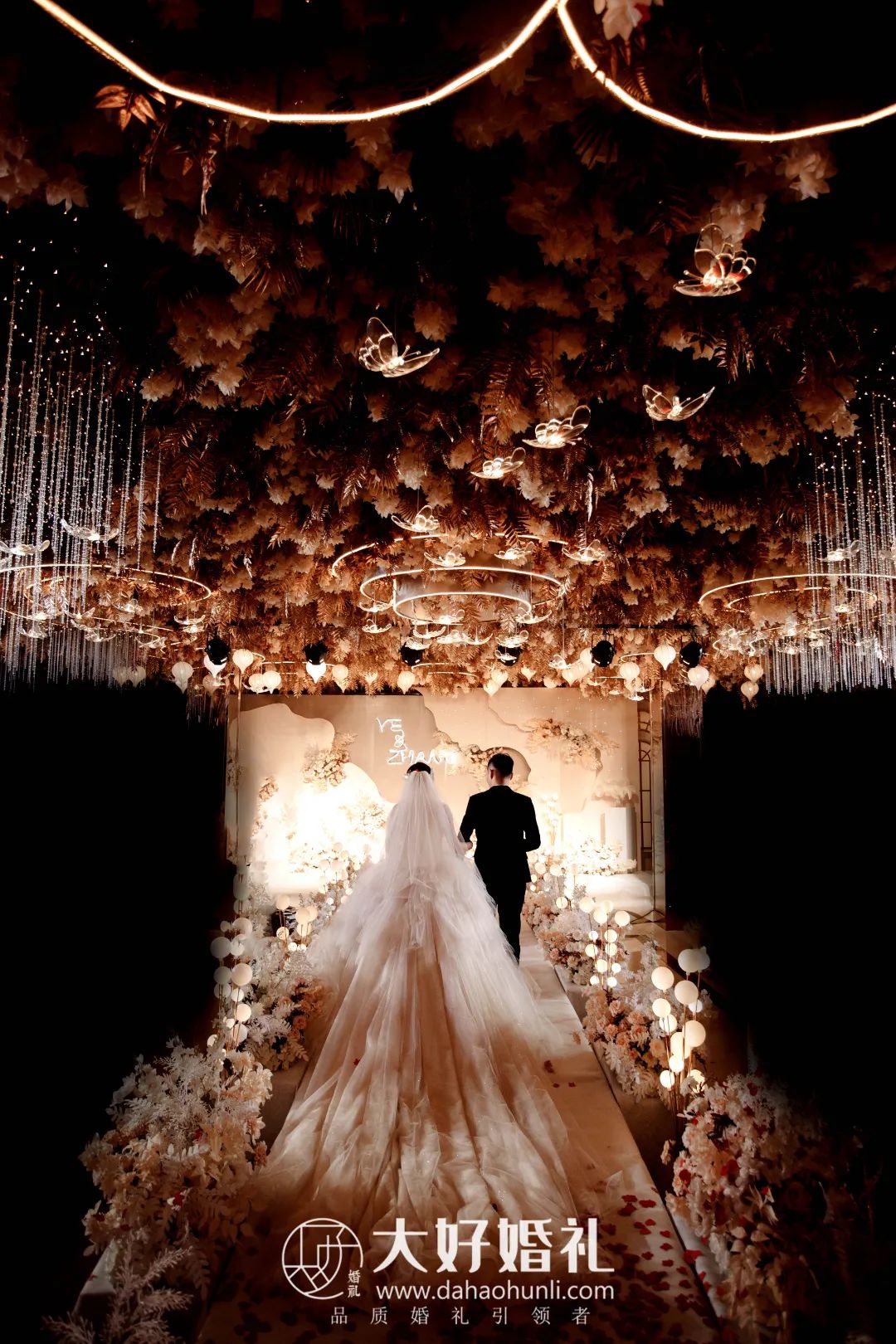 香槟金婚礼甜品台,香槟金咖色婚礼效果图