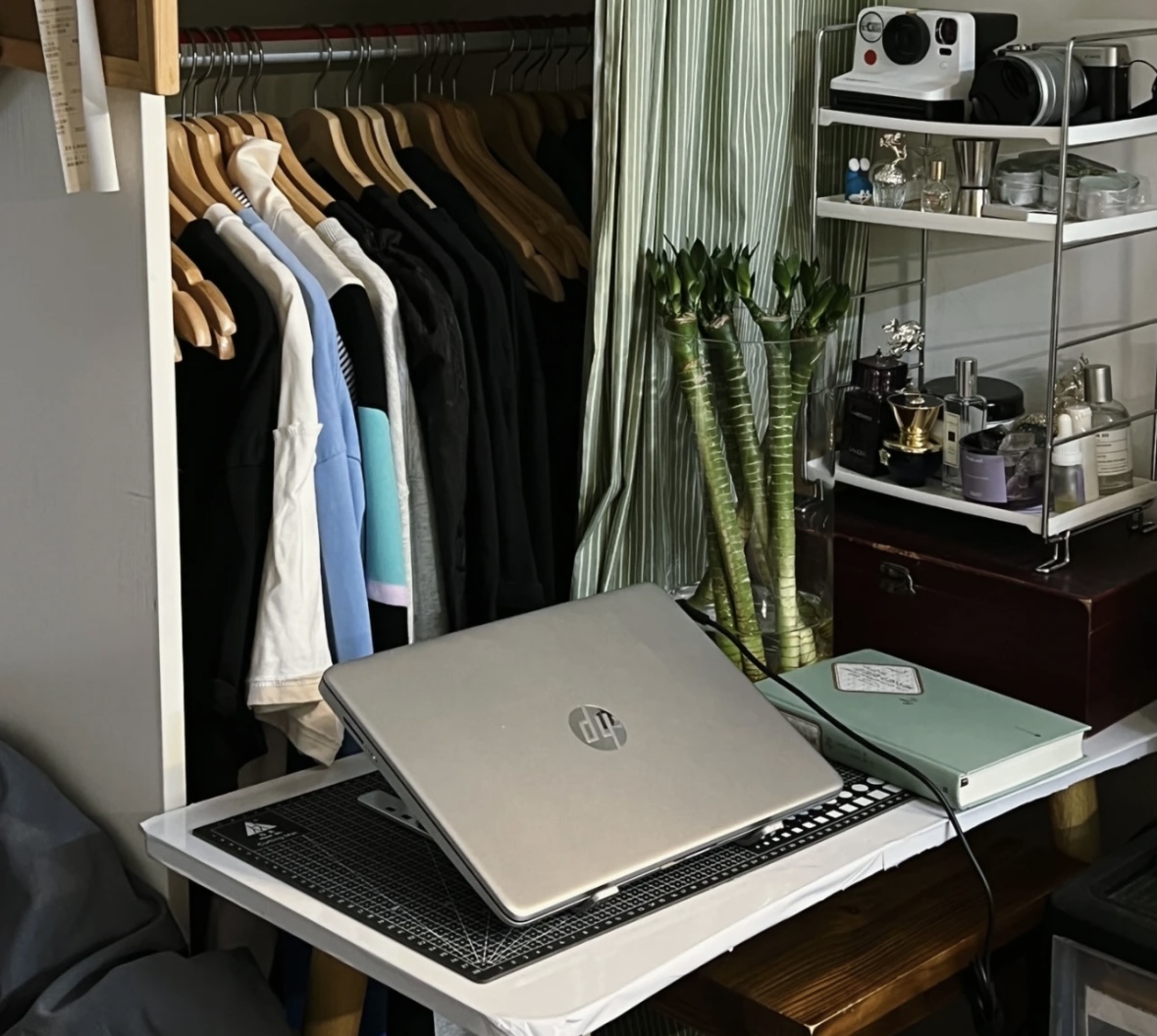 上海独居女生晒真实生活：总共8㎡，洗衣机当桌子，网友：窒息