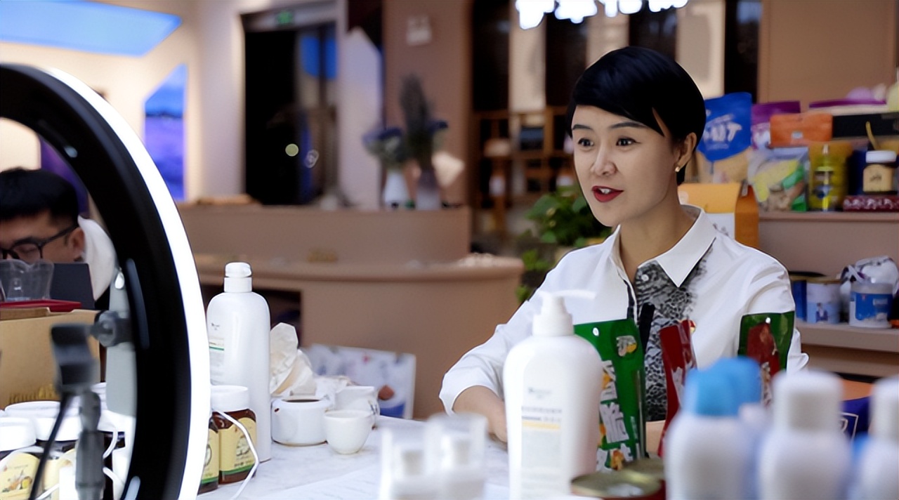 她中专学历，却成副县长，靠视频走红，直播3小时赚200万，凭啥