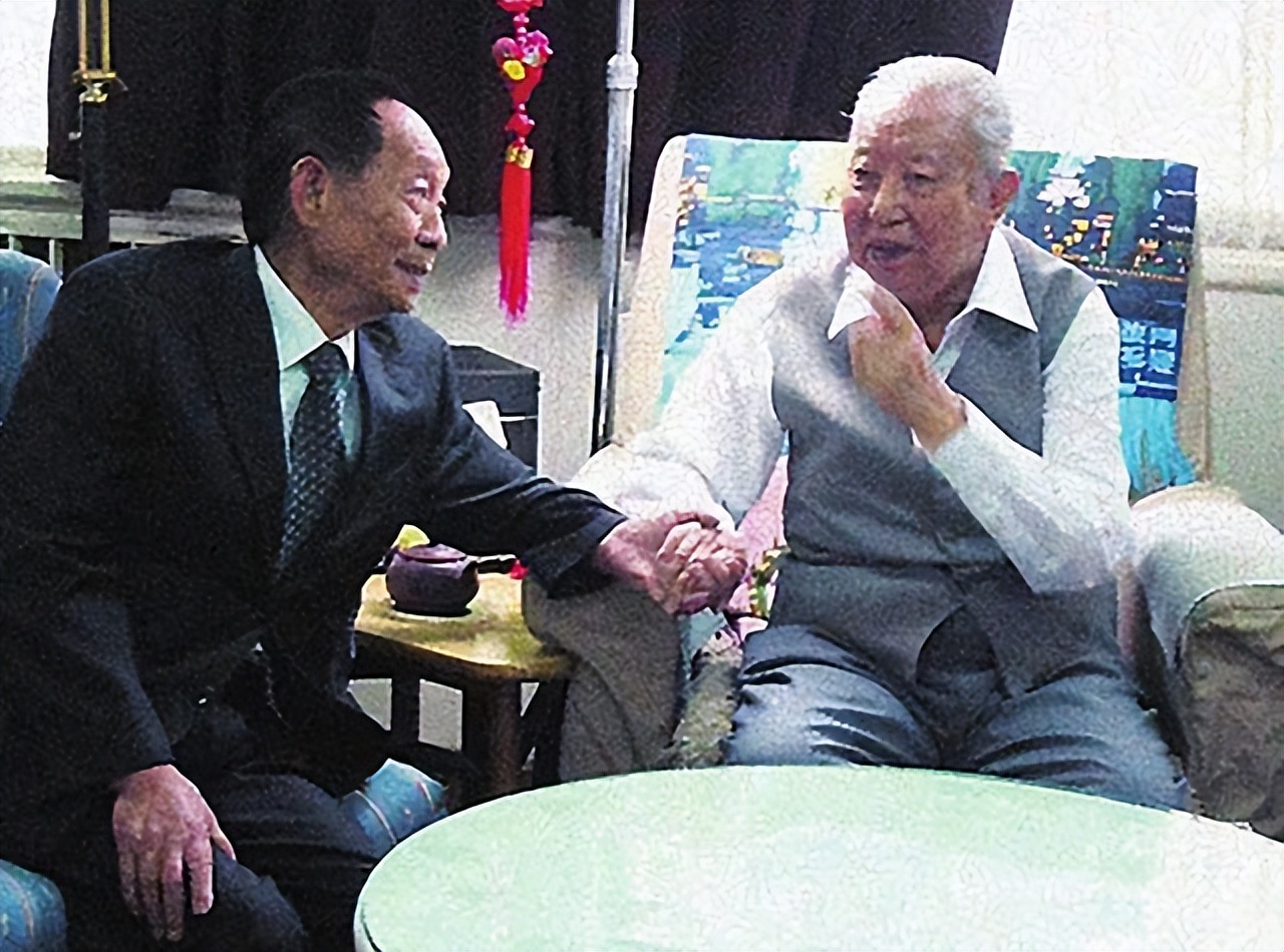 74年*国锋华**衣着朴素参加家长会，工人家长问其贵姓，答：中华的华