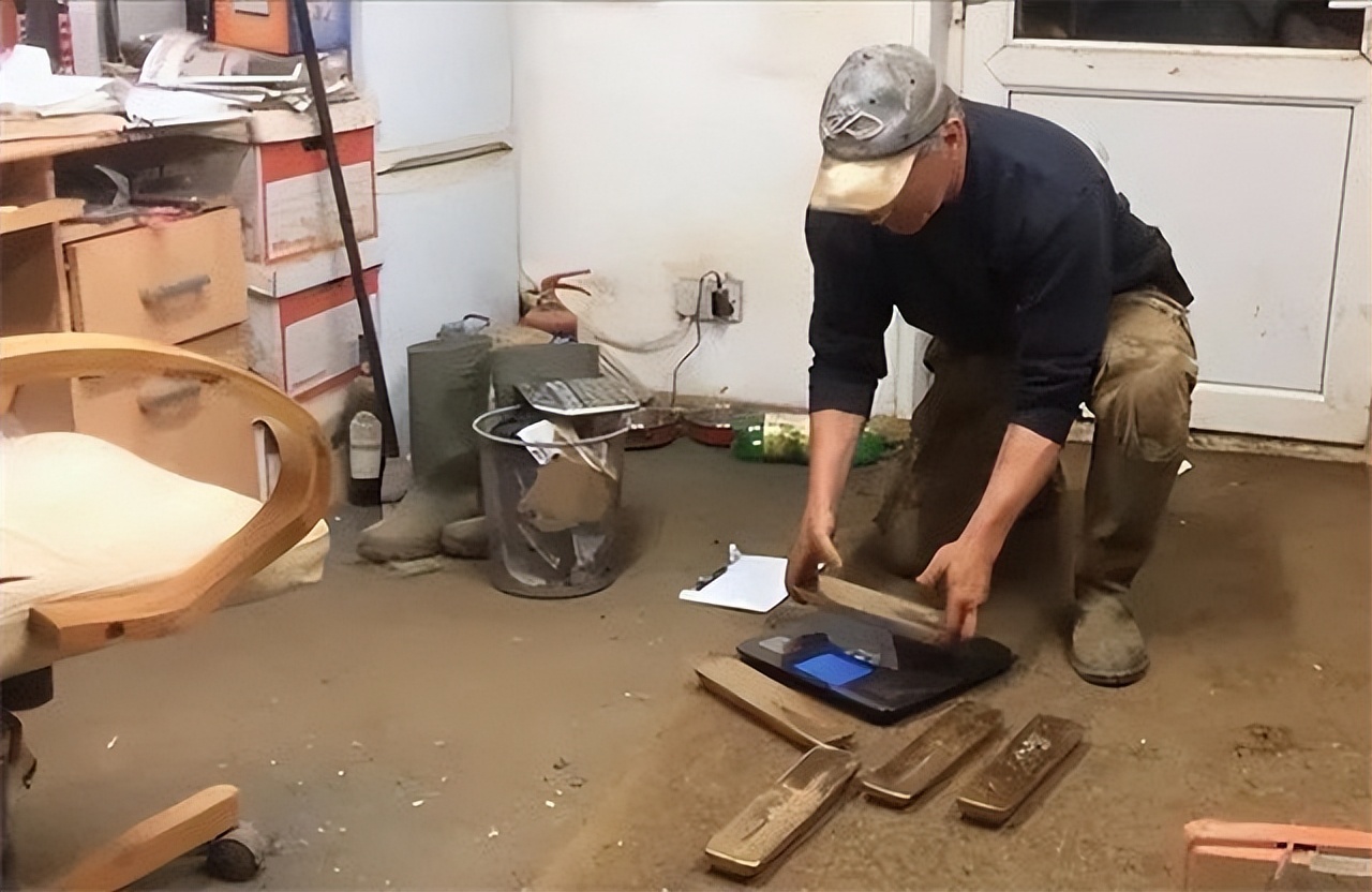 17年英国大叔买旧坦克，意外发现油箱藏50斤黄金，报警后全被拿走