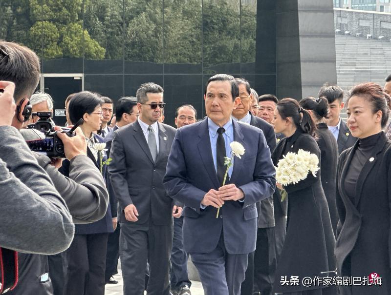 与马英九背道而驰，蔡英文在美贩卖*国亡**感，不忘买芒果干