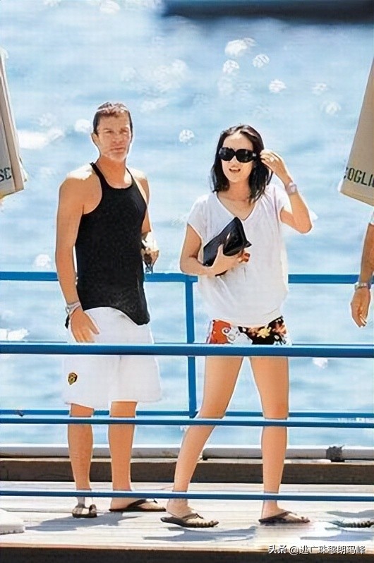 这些女明星真是把“诱惑”玩到了极限,半露*裤内**、露下乳?