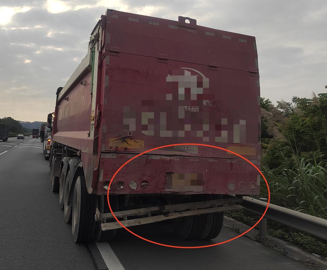 高速上越野车追尾后连续翻滚,高速路最严重的追尾事故