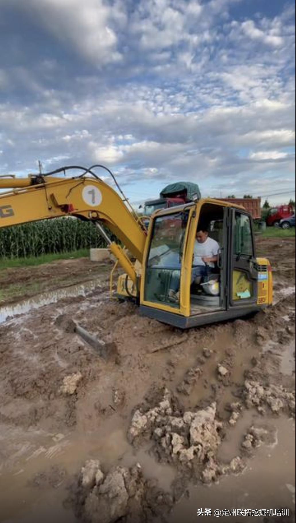 挖机一旦掉进淤泥里面是很难开出来的,那怎样才能把它开出来呢?