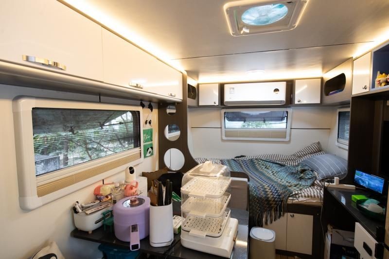 90后小情侣花16万爆改房车当家,深圳90后情侣16万爆改房车