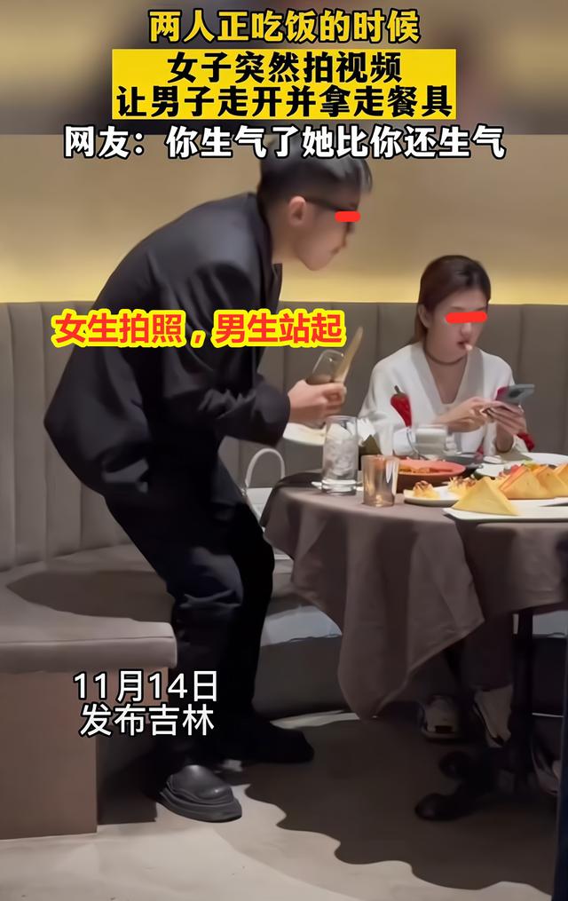 男子陪女生吃西餐拍照,一男子与一女子西餐厅吃饭