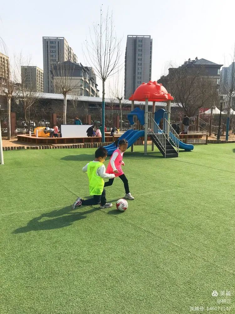 香蕉哥哥，一起动起来吧！奎文区实验幼儿园让更多的孩子逐梦绿茵