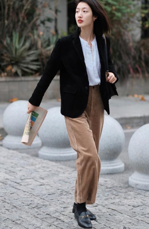 内搭西装搭配什么裤子好看,宽松西装外套怎么搭配牛仔裤好看