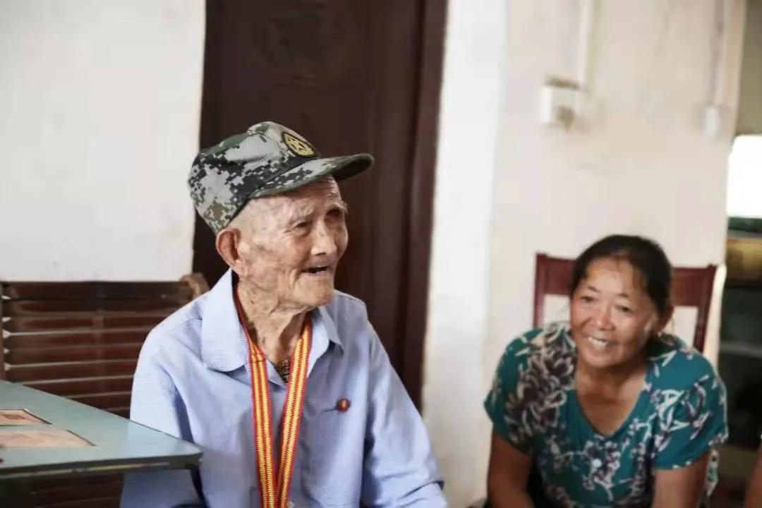 87岁老人为抗疫捐出2万,为疫情捐款2万的老人