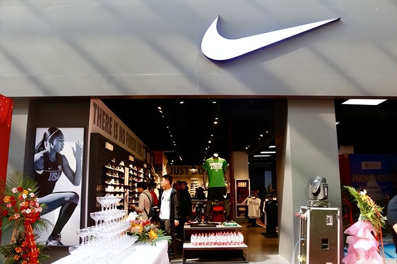 暴跌8000个亿，仓库堆积如山！爆火的耐克，被国内消费者抛弃？