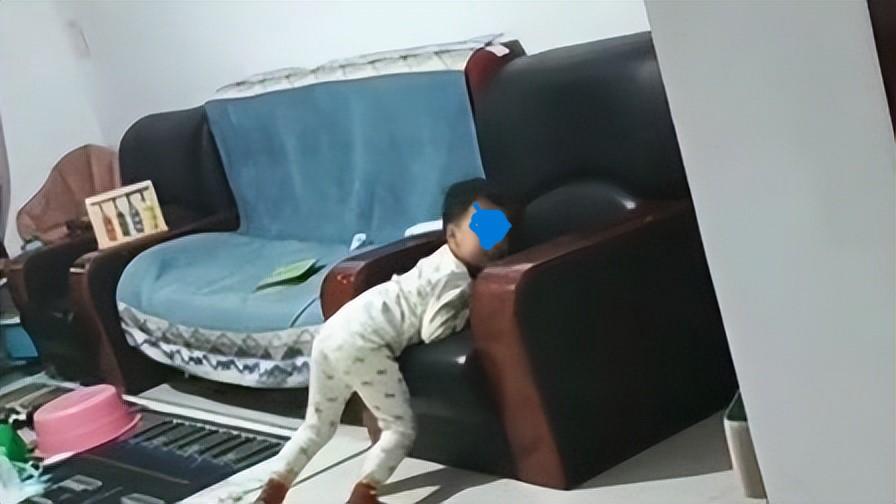 三岁小孩想挨打结果被妈妈真打了,宝宝挨打用棍子打