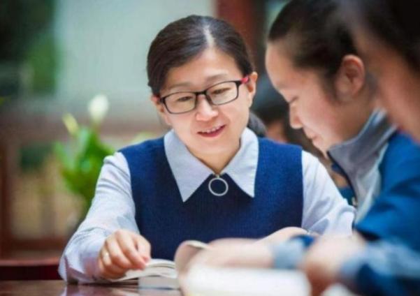 女教师穿2万多的大衣被举报,教师穿两万衣服上课被举报