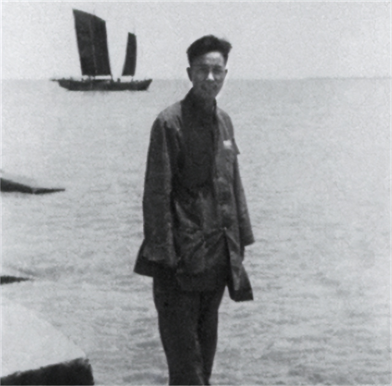 2002年万里到深圳莲花山，望见*小平邓**雕像，寒风中深深鞠了三个躬