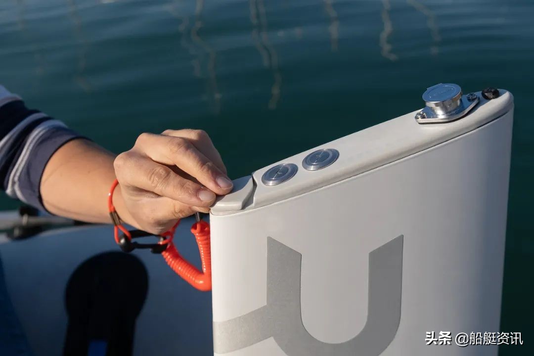 像不像方向舵？时尚简约的RemigoOne一体式电动舷外机